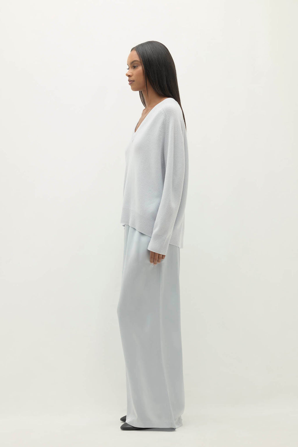 SYDNEY V-NECK CASHMERE SWEATER